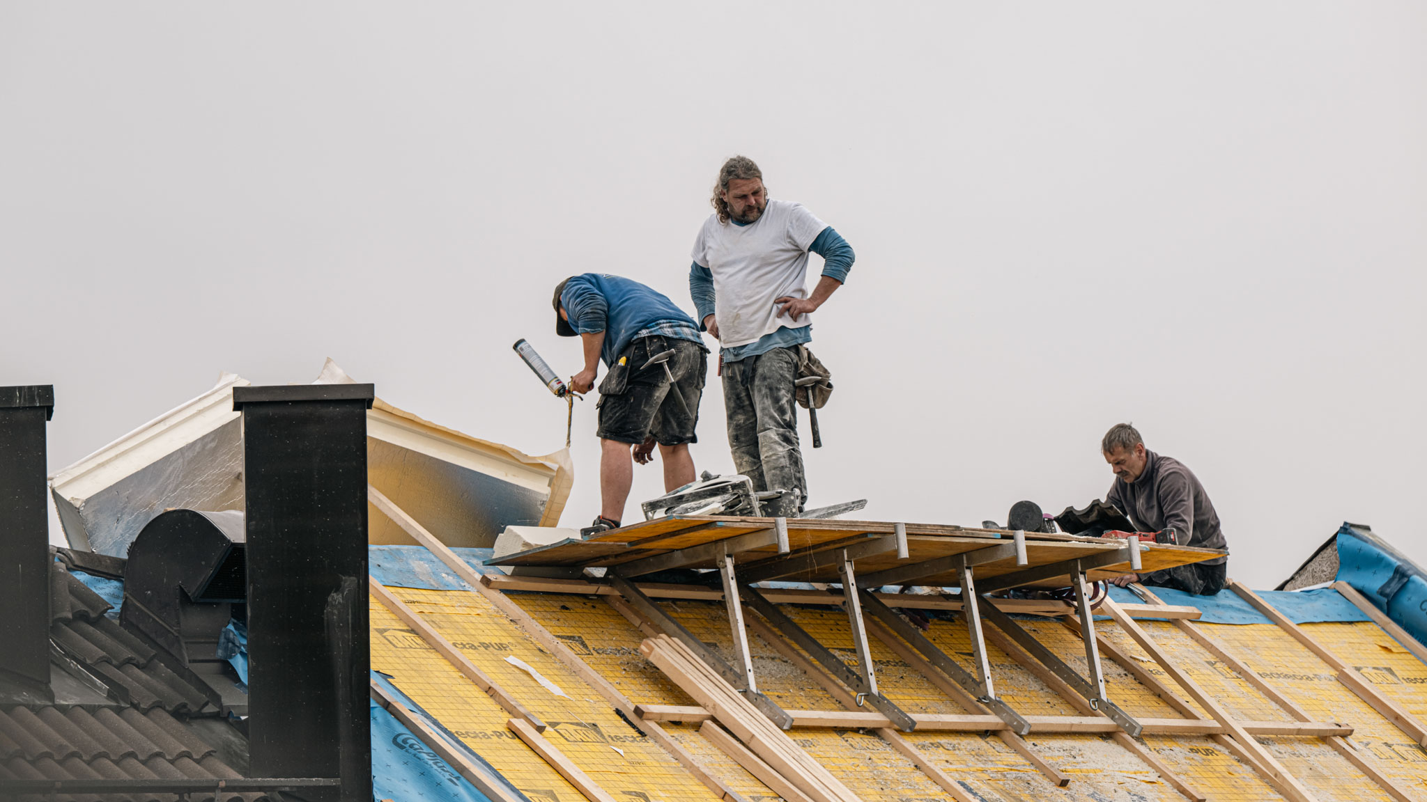 13.4.2026 - die M&auml;nner auf dem Dach arbeiten beeindruckend schnell und gut