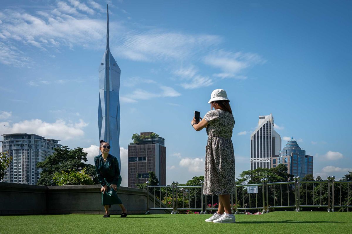 Kuala Lumpur - Touristen vor dem aktuell zweith&ouml;chsten Geb&auml;ude der Welt