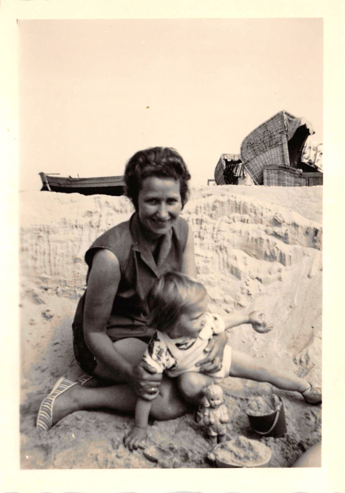 Ella mit Klein Ute an der Ostsee 1961